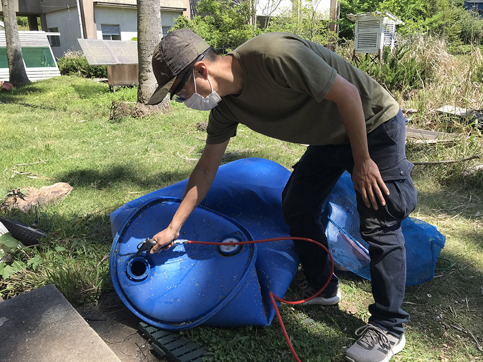 海岸清掃で拾ったものの砂を、エアで吹き飛ばす